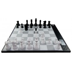 Millennium The King Performance - Jeu d'échecs électroniques pour Les  esthètes. avec Cadre véritable, pièces en Bois et 81 LED pour l'affichage  des Coups. avec Le Logiciel 2 joueurs : : Jeux